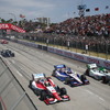 伝統の市街地コースバトルは、後半になって荒れた展開に。写真：INDYCAR