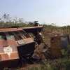 タイ国鉄の機関車、脱線横転し大破