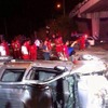 陸橋から道路にトラック転落　４台衝突、１１人けが　タイ東部チョンブリ