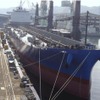 長尺レール輸送船の外観。新日鐵住金が製造・出荷体制を整えた世界最長の150mレールの輸送に対応する。