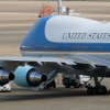 VC-25はベースとなった通常のボーイング747とは異なり、前方と後方にタラップを内蔵している。