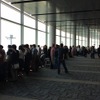離日当日となった25日、羽田空港の展望デッキは閉鎖されたが、ガラス越しに眺められるポイントは一部を除いて開放された。