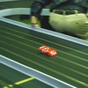 走るスロットカーをカメラに収めるのは至難の業。