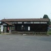 写真展が開かれるフラワー長井線の西大塚駅。駅舎は100年前のものが現在も使われている。