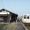 フラワー長井線の列車と西大塚駅の駅舎。秋に開設100周年を迎える。