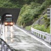 運休が続く東日本大震災の被災路線は鉄道による復旧方針を決めた区間について工事を進めるが、それ以外の区間は「国・自治体と協議しながら着実に進めます」としている。写真は「仮復旧」の位置づけでBRTが導入された気仙沼線。