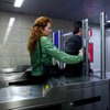 スペインの鉄道FGCは地元テクノロジー企業と共同で、不正乗車を検知するシステムを導入すると発表。正規の切符を持った乗客の後ろについて改札を通過しようとする不正乗車を映像で検知する