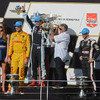インディ・ロードコース戦の表彰式。青いキャップを被った3人は、左から2位ハンターレイ、優勝パジェノー、3位カストロネベス。写真：INDYCAR