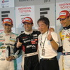 決勝レース1のトップ3。左から2位の中嶋一貴、優勝のオリベイラ&星野一義監督、3位のデュバル。