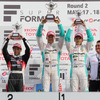 レース2の表彰式。トロフィーを掲げる、左から2位オリベイラ、優勝ロッテラー、3位中嶋一貴。写真：TOYOTA