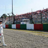 2012年のドライバーズパレードで車から降り応援席のファンに手を振る小林可夢偉選手