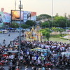 戦勝記念塔での反軍政デモ（２３日）