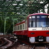 応募に咲いては京急の鉄道車両が必ず写っている沿線の風景写真であることが条件となる。写真は品川～北品川間を走る京急の新1000形。