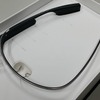 【写真02】中仕切りの上にGoogle Glassが鎮座する。各部の機能も中仕切りに印字されている