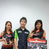 渡辺一樹選手と鈴鹿サーキットレースクイーンの野中一希さん（左）＆板垣里奈さん（右）