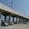 高架橋などの施設がほぼ完成した北陸新幹線（写真は将来の金沢以西延伸部の線路となる、金沢駅から白山総合車両基地に伸びる車庫線）。8月から走行試験の実施区間が長野～金沢間の全区間に拡大する。