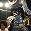 日清カップヌードルCMで、徳田幸太郎が甲冑姿でフリースタイルフットボール披露