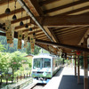 叡山電鉄は「悠久の風」キャンペーンにあわせ、南部風鈴約100個を鞍馬駅につり下げた。奥に見える電車は「悠久の風」号ヘッドマークを掲出した800系(815+816号編成)。