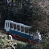 幼少期の源義経(牛若丸)が過ごした地として知られる鞍馬寺は、叡山電鉄の鞍馬駅から鞍馬寺が運営するケーブルカー「牛若号III」でアクセスできる。