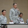 新世代生産ラインについて説明する名古屋製作所長の安藤剛史氏（左から2番目）。左端は生産技術本部長の中原俊憲氏