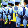 警備を強化する警官たち