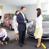 日産「レディー・ファーストプロジェクト」モデル店をゴーン社長が視察。『リーフ』購入者へゴーン社長から鍵が手渡された