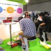 30秒間のペダリングで発電量を競う。携帯電話での通話数分に値する電力は作れるようだ