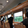 しなの鉄道で7月11日から運行される観光列車「ろくもん」の試乗会が5日、上田～軽井沢間で行われた。浅間山が見える途中区間では徐行運転。あいにくの雨で山はほとんど見えなかったが、乗客は車窓風景に見入っていた