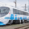 富士急行は7月12日から運行を開始する新型の『フジサン特急』8000系を公開。写真は3号車のクモロ8051