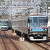 「いたばし花火大会」では三田線で臨時列車が運転される。写真は東急目黒線に乗り入れている三田線の電車（右）。