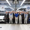 VWグループのオスナブリュック工場に並ぶポルシェカイエンとVWゴルフ