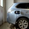 普通充電中のアウトランダーPHEV