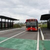 バス専用道上にある現在の大船渡線BRT大船渡駅。かさ上げを伴う土地区画整理事業が実施されるため、8月5日から同駅前後の走行路を一般道に変更し、大船渡駅も現在地より東へ70～80mの一般道上に移設される。
