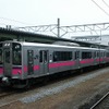 奥羽本線横手駅に停車中の701系2両編成。「大曲の花火」にあわせ運転される臨時普通列車は701系の2・4・6両編成が使われる。