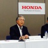 ホンダ 岩村哲夫副社長（左）