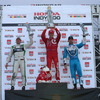 左から2位ブルデー、優勝ディクソン、3位ヒンチクリフ。写真：INDYCAR
