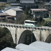 「幻の五新鉄道」こと阪本線の路盤を活用したバス専用道が9月30日限りで閉鎖されることになった。写真は専用道を走る奈良交通のバス。