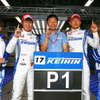 GT500ポールの#17 NSX陣営。塚越広大（左から2人目）、金石勝智監督（中央）、金石年弘（右から2人目）。
