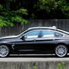 BMW・4シリーズグランクーペ（手前）と3シリーズグランツーリスモ（奥）