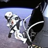 成層圏のカプセルから飛び立つフェリックス