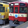 黄色い一般塗装の9000系（左）と並んだ「RED LUCKY TRAIN」（右）。7月19日から池袋線などで運転されている。