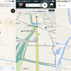 3本のアプリで同じ場所を表示した。左からiOS マップ、Yahoo!カーナビ、Google Maps。Yahoo!カーナビだけが、遠くまで見通す表示ができるため、読み取れる情報量が多い。河川の形はGoogle Mapsが飛び抜けてリアルだが、カーナビとして使う上ではあまり意味が無い。