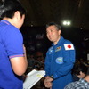 熱心な子どもたちが次々と手を上げる中、自らマイクを運んで質問に答える若田宇宙飛行士