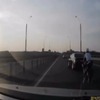 高速道路でライダーが追突事故、無傷の奇跡…ロシア［動画］