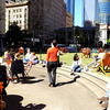 Central 駅前のオアシス、Anzac Square で思い思いにランチタイムを過ごす人たち