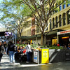 ブリスベンの目抜き通り、Queen Street Mall には、観光客やビジネスマンで大にぎわい