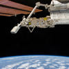 ISS「きぼう」モジュールの外側でロボットアームに把持された状態のナノラックス衛星放出機構