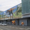 福井駅西口の外壁に描かれる恐竜壁画のイメージ。2015年3月に設置される予定。