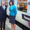 来夏には英国最大の列車運行会社となる予定の、ロンドン近郊の路線網を運行する「ゴヴィア・テムズリンク・レールウェイ」が運行を開始した。写真はロゴが入った列車と同社CEO（左）、ペリー鉄道相