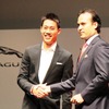 、ジャガー・ランドローバー・ジャパン代表取締役社長のマグナス・ハンソン氏（右）と、錦織圭選手（左）